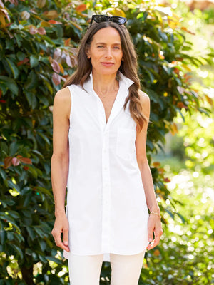 The FRANK AND EILEEN Finley sleeveless button-up is crafted from Italian cotton, featuring a left chest pocket, a slightly curved hem for layering, and a brand label inside the collar reading "Frank & Eileen EST 1947.