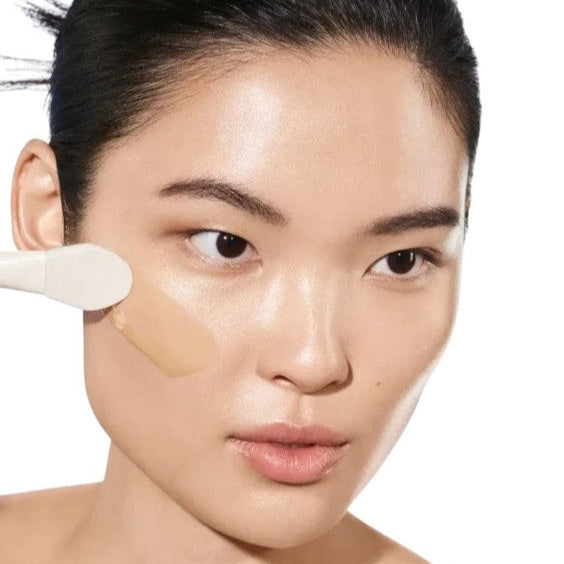 A sleek silver and white 30 ml (1.0 fl oz) bottle of U BEAUTY RESURFACING FLASH PEEL features a minimalist label and white cap; this rapid chemical exfoliator gently resurfaces and brightens skin.