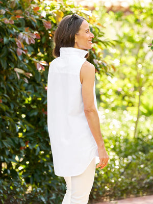 The FRANK AND EILEEN Finley sleeveless button-up is crafted from Italian cotton, featuring a left chest pocket, a slightly curved hem for layering, and a brand label inside the collar reading "Frank & Eileen EST 1947.