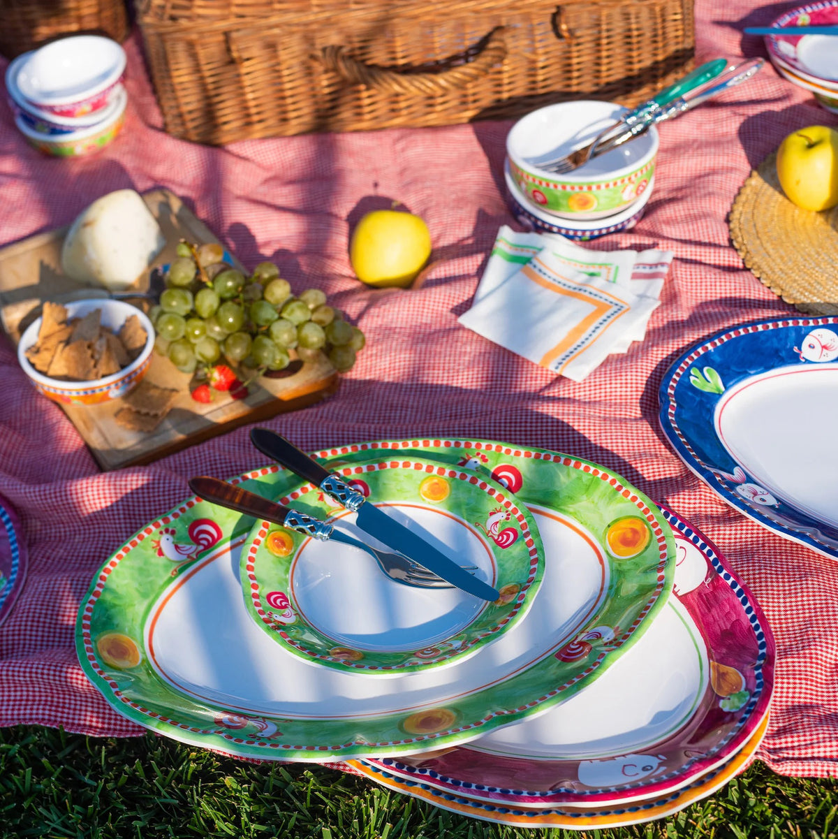 The VIETRI Melamine Campagna Salad Plate features handpainted birds, adding charm to your outdoor dining experience.