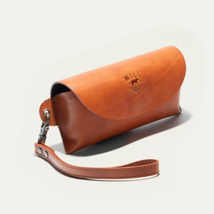 The WILL LEATHER GOODS Eyeglass Case in Cognac is a stylish accessory that adds seamless sophistication to your look, pairing perfectly with other WILL LEATHER GOODS pieces for a classic finish.