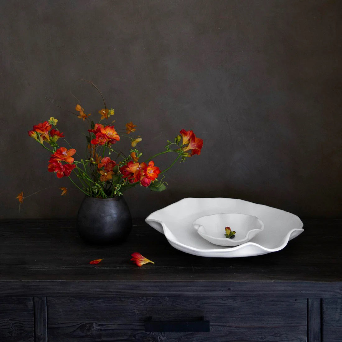 The BEATRIZ BALL - VIDA NUBE BOWL WITH DIP features two white, organically-shaped ceramic platters with wavy edges, nested together like petals or waves. They rest elegantly against a plain white backdrop, reminiscent of the sophisticated VIDA Nube collection by Beatriz Ball.