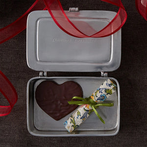 The MATCH - TUTTO E POSSIBILIE BOX LARGE is a rectangular pewter box with a hinged lid engraved "TUTTO È POSSIBILE" ("Everything is possible"), making this MATCH piece an elegant and inspirational gift.