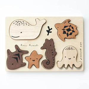 The WEE GALLERY - OCEAN ANIMALS TRAY PUZZLE by WEE GALLERY is both an educational and fun set, featuring wooden pieces shaped like a whale, sea turtle, fish, starfish, seahorse, octopus, and coral. Each piece is carefully crafted from wood with simple engraved details to accurately represent each marine creature.