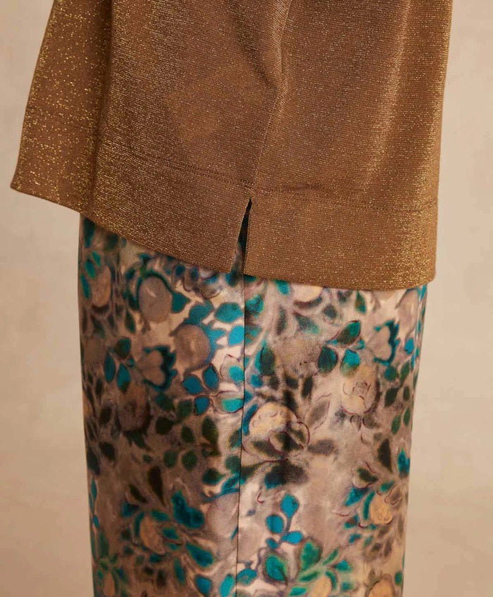 The MOMONI - IORA LUREX JERSEY T SHIRT by MOMONI is a red, short-sleeve, loose-fitting T-shirt with a subtle shimmer. Crafted from soft lurex jersey, this shirt features a round neckline and is made of a soft, lightweight material. Made in Italy. The background is plain white.