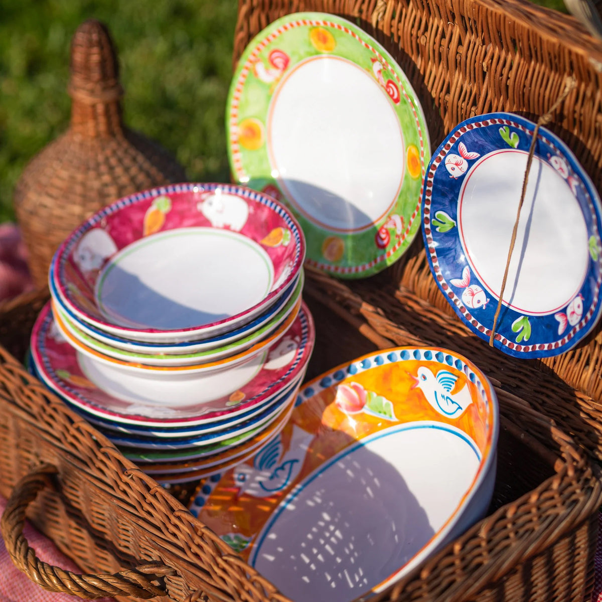 The VIETRI Melamine Campagna Salad Plate features handpainted birds, adding charm to your outdoor dining experience.