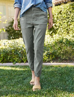 The FRANK AND EILEEN - THE JAMESON UTILITY JOGGER by FRANK & EILEEN, shown against a light gray background, is a pair of navy blue pants with a straight-leg design. These joggers feature an elastic high-rise waistband, multiple utility pockets, and cuffed ankles.