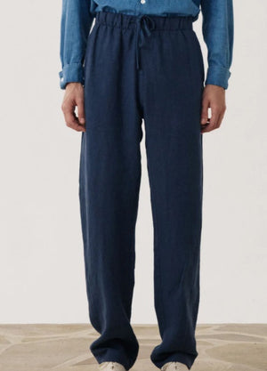 HARTFORD Linen Joggy Pants in Navy feature an elastic waistband, drawstring, side pockets, and a relaxed fit. Crafted from breathable linen by HARTFORD, these joggers are showcased on a plain background.