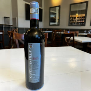 A bottle of CASTEL’IN VILLA CHIANTI CLASSICO 2020 by WINE: KELLOGG SELECTIONS, made from Sangiovese grapes in Castelnuovo Berardenga, featuring a gray and white label and standing upright against a white background.