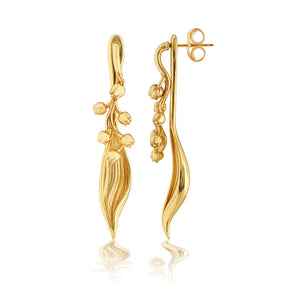 The CAPUCINE DE WULF MEADOW LILY OF THE VALLEY CONVERTIBLE EARRINGS feature a design inspired by elongated leaves with delicate flower buds and stems, offering a polished and sophisticated look.