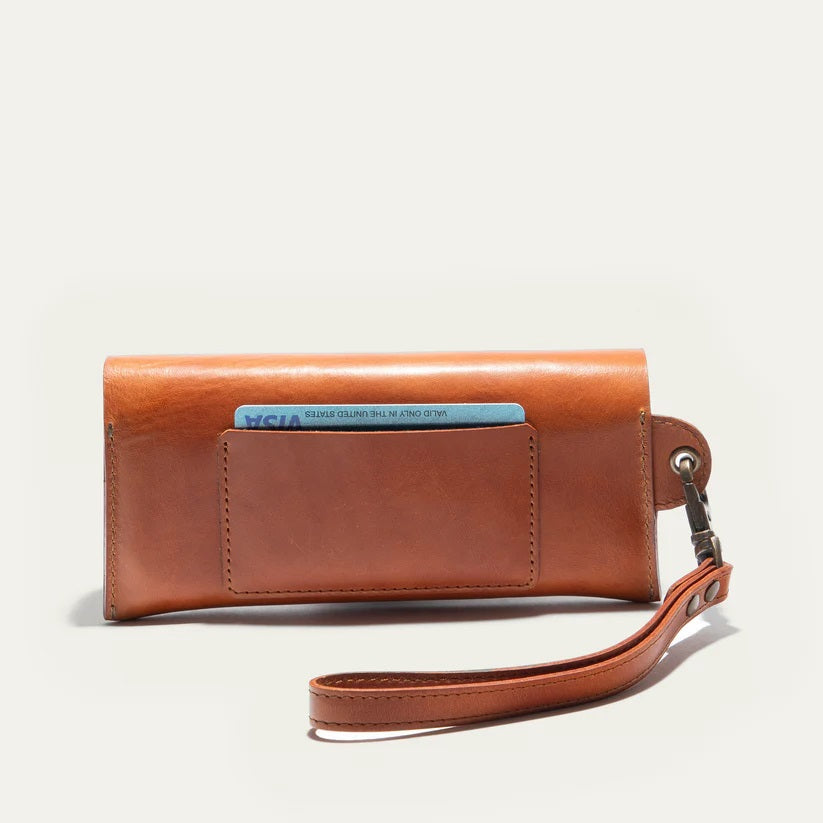 The WILL LEATHER GOODS Eyeglass Case in Cognac is a stylish accessory that adds seamless sophistication to your look, pairing perfectly with other WILL LEATHER GOODS pieces for a classic finish.