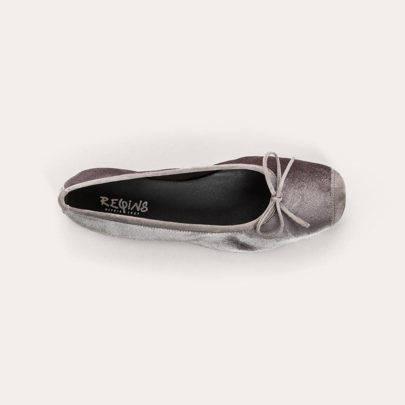 REQINS - HARMONY VELVET BALLET FLAT IN GRIS: grey velvet ballerinas with a small bow at the toe and a low heel, offering a feminine aesthetic.