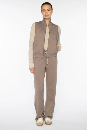 The KINROSS CASHMERE - QUILTED VEST IN BLACK is a luxury sleeveless vest with a front zipper, ribbed collar, armholes, and hem, shown against a white background.