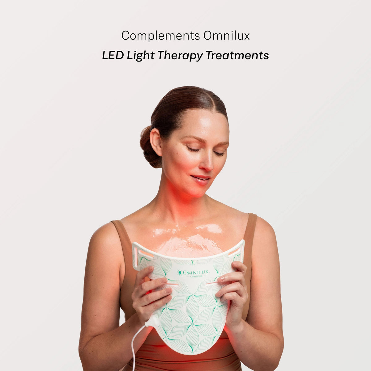A white packet labeled “OMNILUX - HYDROGEL DECOLLETE MASKS, 3 PACK” from OMNILUX features blue and gold text with a gold star motif and information about Hyaluronic Acid in both English and French. Part of the Omnilux Hydrogel Masks collection, this product is formulated to complement LED treatments for enhanced skincare benefits.