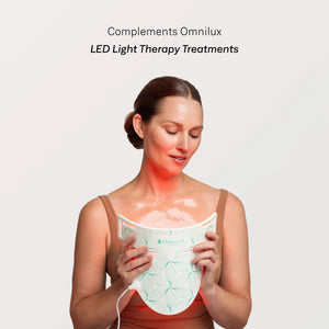 A white packet labeled “OMNILUX - HYDROGEL DECOLLETE MASKS, 3 PACK” from OMNILUX features blue and gold text with a gold star motif and information about Hyaluronic Acid in both English and French. Part of the Omnilux Hydrogel Masks collection, this product is formulated to complement LED treatments for enhanced skincare benefits.