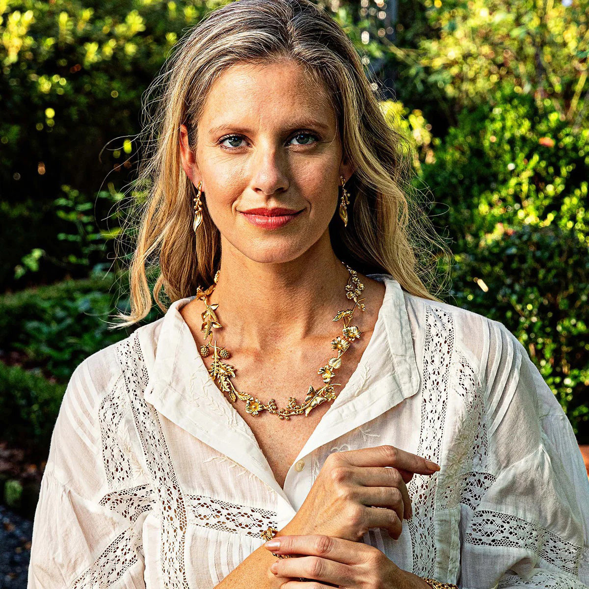 The CAPUCINE DE WULF MEADOW LILY OF THE VALLEY CONVERTIBLE EARRINGS feature a design inspired by elongated leaves with delicate flower buds and stems, offering a polished and sophisticated look.