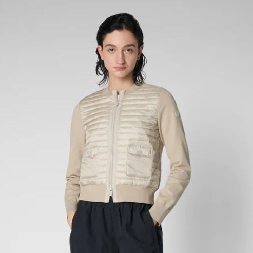 The cream SAVE THE DUCK BRIONY HYBRID PUFFER JACKET is a stylish summer layering piece with a quilted front, smooth sleeves, front zipper, and two buttoned pockets, blending sporty elegance effortlessly.