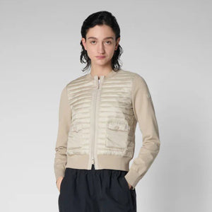 The cream SAVE THE DUCK BRIONY HYBRID PUFFER JACKET is a stylish summer layering piece with a quilted front, smooth sleeves, front zipper, and two buttoned pockets, blending sporty elegance effortlessly.