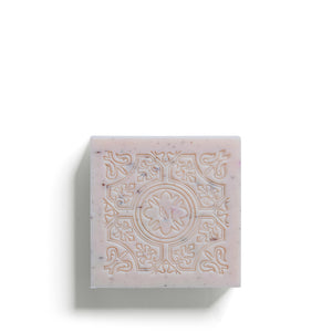 The ROSE ET MARIUS "A Rose Wine Under the Arbor" Scented Soap Gift Box features a pink and white patterned box with an ornate, square Provence soap inside, both adorned with floral designs and filled with an exclusive fragrance.