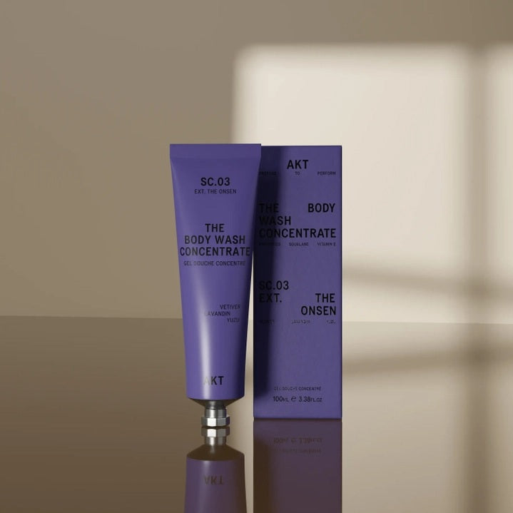 A list of skincare ingredients and benefits: Calendula oil calms and soothes, prebiulin prebiotics balance the microbiome, apricot kernel oil hydrates and softens, and vitamin E nourishes and protects. AKT LONDON’s BODY WASH CONCENTRATE THE ONSEN features this microbiome-friendly formula in a luxurious prebiotic shower gel—illustrated with gel bubbles on the right.