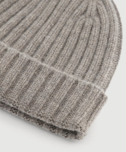 A nut-colored ribbed beanie by HARTFORD, expertly crafted from a soft cashmere and wool blend, featuring a folded cuff and shown against a plain white background, exuding luxurious knitwear appeal.