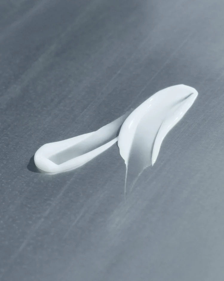 A silver and white bottle of U BEAUTY's THE SMOOTH DYNAMIC WRINKLE DEFENSE SERUM 15ML stands upright on a plain light gray background.