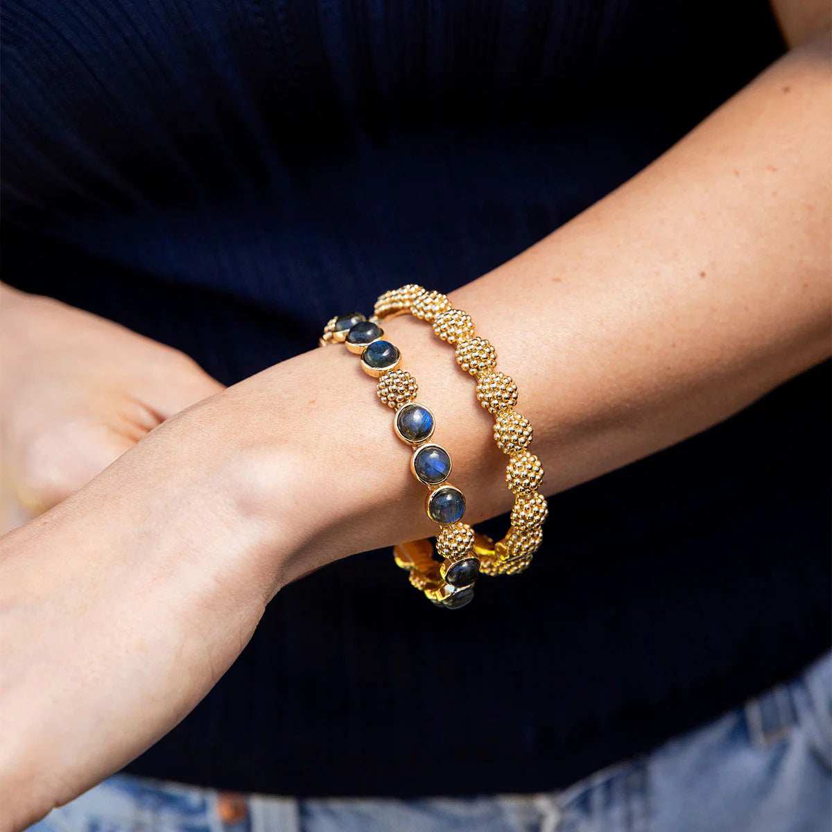 The CAPUCINE DE WULF Berry Gem Hinged Bracelet Labradorite features alternating round blue labradorite stones and textured 18K gold bead clusters, beautifully showcased on a white background.