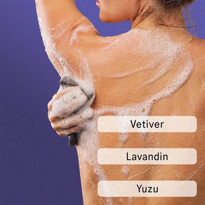 A list of skincare ingredients and benefits: Calendula oil calms and soothes, prebiulin prebiotics balance the microbiome, apricot kernel oil hydrates and softens, and vitamin E nourishes and protects. AKT LONDON’s BODY WASH CONCENTRATE THE ONSEN features this microbiome-friendly formula in a luxurious prebiotic shower gel—illustrated with gel bubbles on the right.
