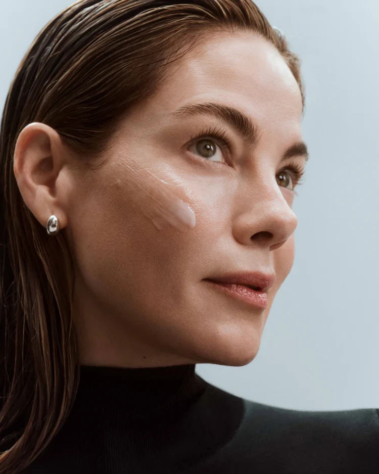 A silver 30ml bottle of U BEAUTY THE SMOOTH DYNAMIC WRINKLE DEFENSE SERUM with white cap and black logo, shown on a light background—an advanced serum designed to visibly reduce fine lines for effective anti-aging care.