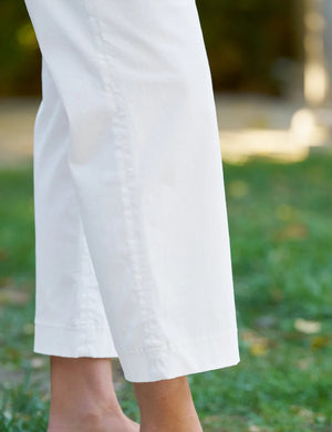 The FRANK & EILEEN WESTPORT Italian wide-leg chino in performance twill white features a cropped cut, side pockets, belt loops, and a front zipper with button closure, showcased on a white background.