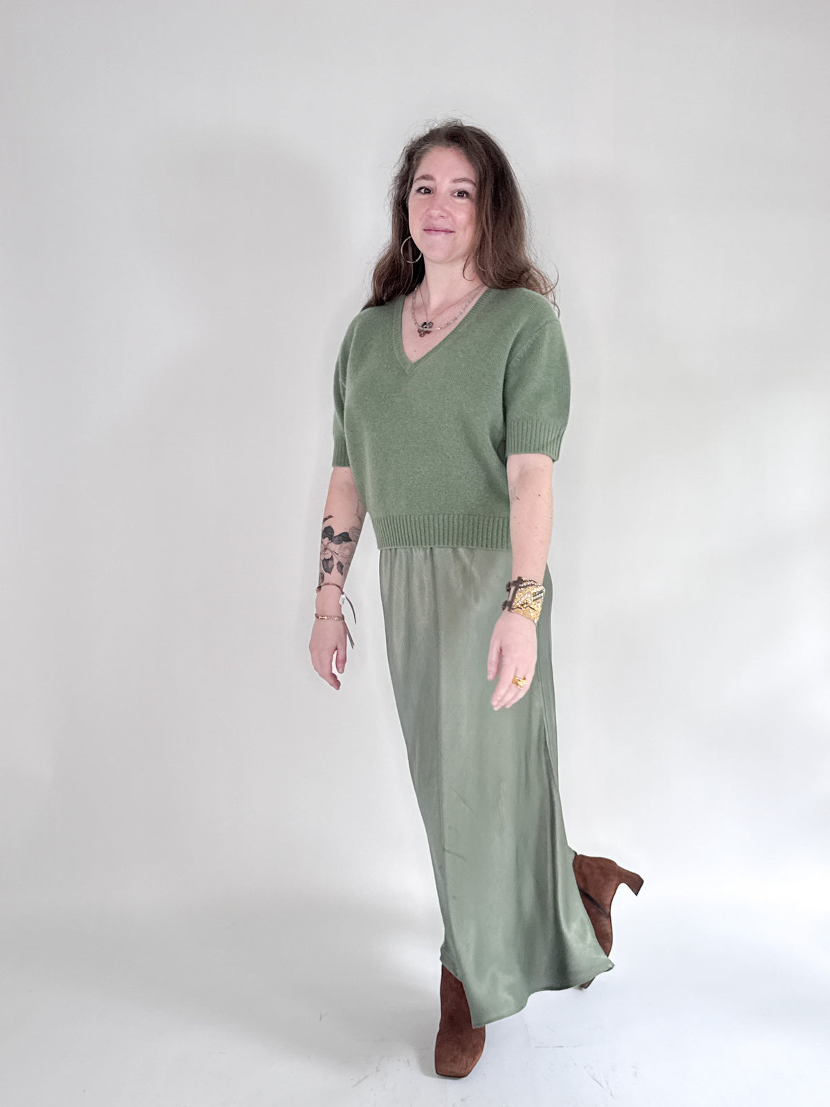 The ROSE &amp; CROWN Cashmere Short Sleeve V Neck Sweater in deep red is shown on a white hanger against a plain white background.