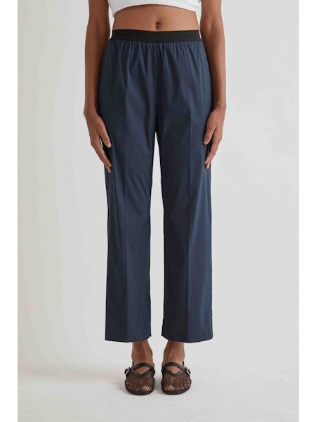 The MEIMEIJ OULL On Cotton Pant in Oak features a solid brown color with no patterns or textures, reflecting the clean, modern lines typical of tailored pants.