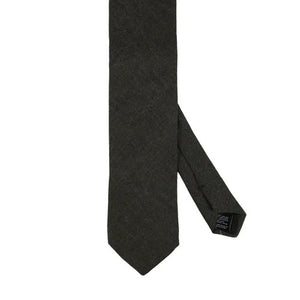 A close-up of the AMANDA CHRISTENSEN Jacquard Linen Tie in dark olive highlights the refined elegance of men’s accessories, featuring a rich textured design and a signature black label reading “Amanda Christensen, Sweden 1885” stitched on the back.