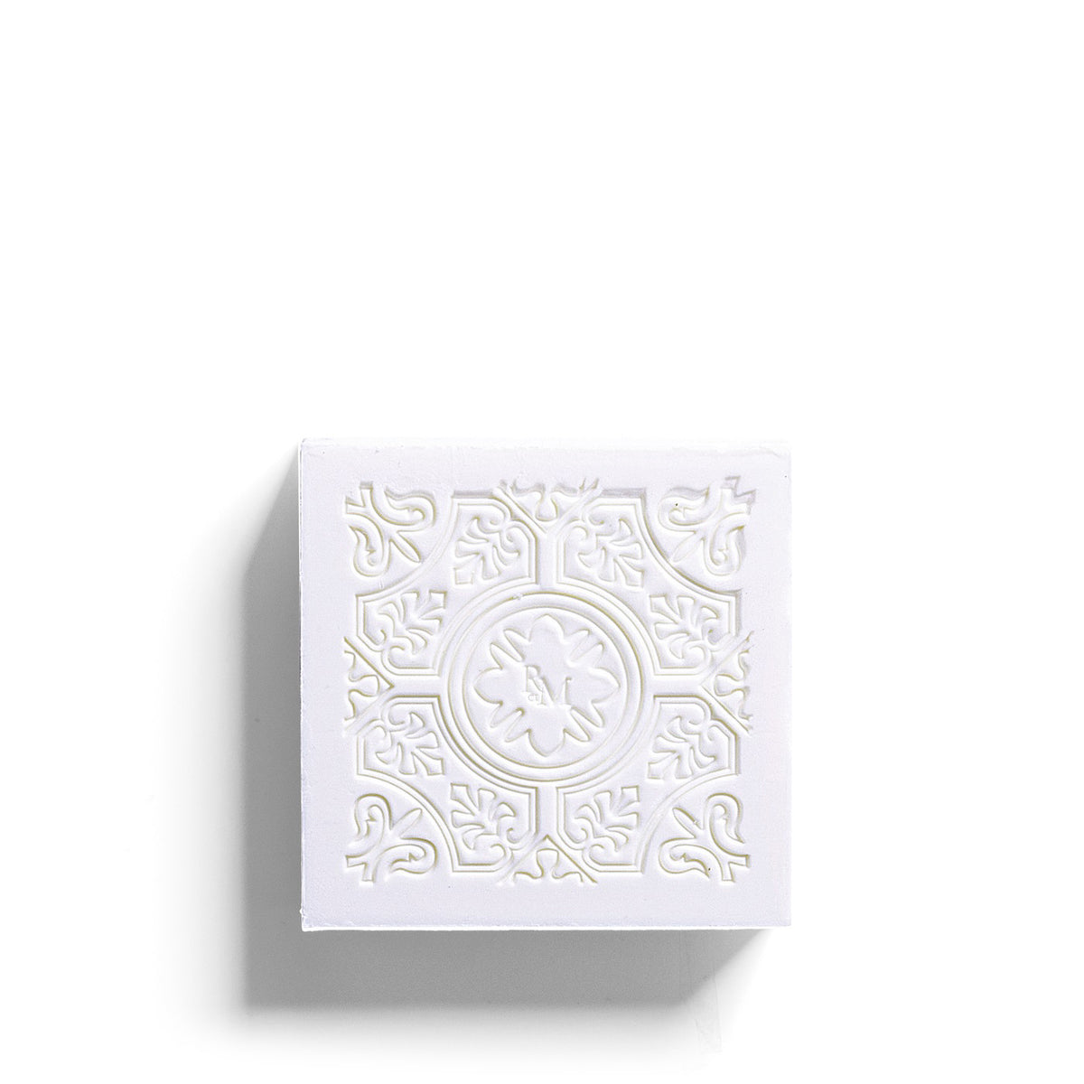 The ROSE ET MARIUS - A SUMMER NIGHT UNDER THE FIG TREE Scented Solid Soap Gift Box features a decorative box with floral patterns and two intricately designed cream-colored natural soaps inside, resting on a light gray interior.