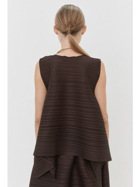 Close-up of MEIMEIJ Plisse Sleeveless Top&#39;s dark textured fabric displays a finely woven pattern. The consistent monochrome color and texture, with subtle weave variations, reflect minimalist elegance.
