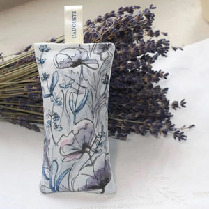 A L'AUGUSTE PROVENCE French Lavender Sachet from Provence is displayed in front of a bundle of dried lavender on a white surface.