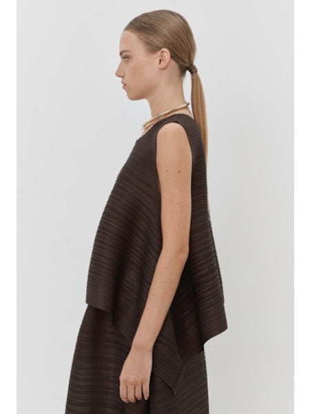 Close-up of MEIMEIJ Plisse Sleeveless Top&#39;s dark textured fabric displays a finely woven pattern. The consistent monochrome color and texture, with subtle weave variations, reflect minimalist elegance.