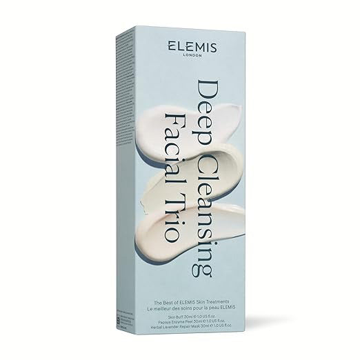 Image of a product package for &quot;KIT DEEP CLEANSING MASK TRIO&quot; by ELEMIS - STEINER. The box is upright with a light blue background and features images of three cream smears in white and light blue. Text details product information and benefits in English and French to exfoliate, purify, and brighten your skin.