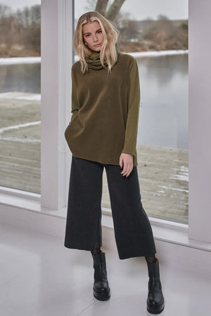 HENRIETTE STEFFENSEN - FLEECE FLARED CROPPED TROUSER: Black wide-leg fleece pants with an elastic waistband, front drawstring, and side pockets by HENRIETTE STEFFENSEN, shown against a white background.