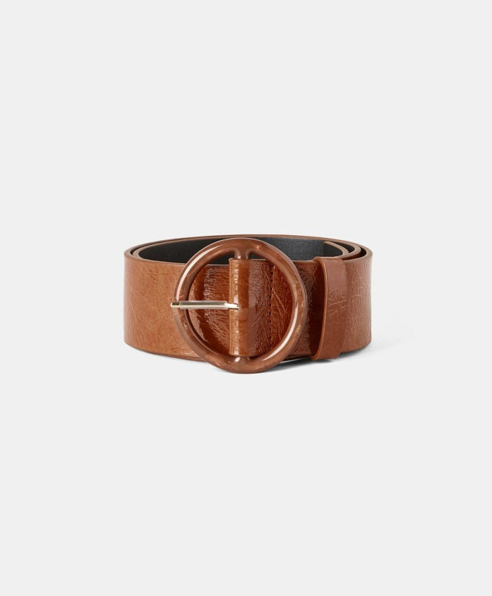 The MOMONI - DAMIEN BELT is showcased on a white background, featuring a coiled brown leather design with a smooth texture and several belt loops for fastening. Adorned with a large marbleized resin buckle, this exquisite accessory exemplifies the fine craftsmanship of MOMONI and is proudly made in Italy.