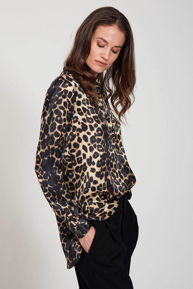 The 0039 ITALY - ALISAR BLOUSE showcases an elegant stand-up collar and long sleeves, highlighted by a striking black and tan leopard print, beautifully set against a plain gray background.