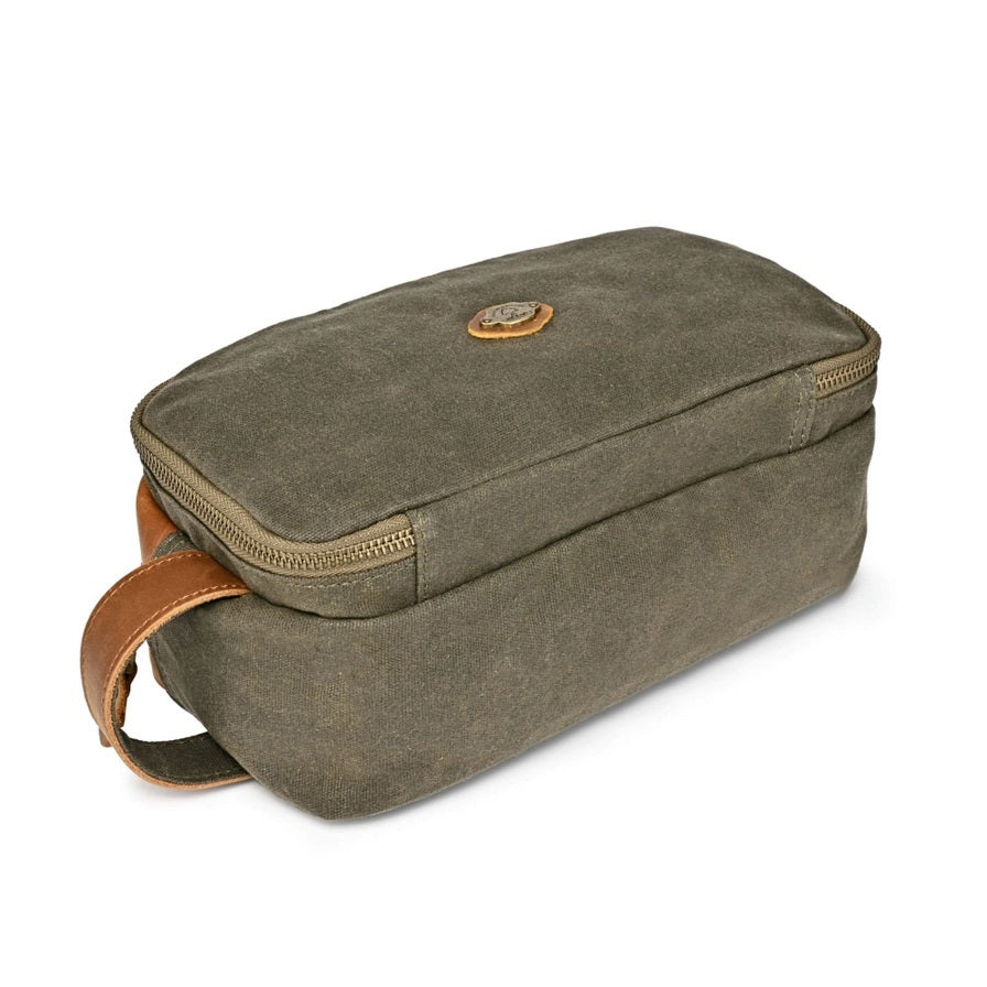 The TSD BRAND Turtle Ridge Toiletry Bag in Olive features leather accents and durable waxed canvas. Grooming essentials fit neatly in elastic loops and mesh pockets, making it the perfect travel companion.