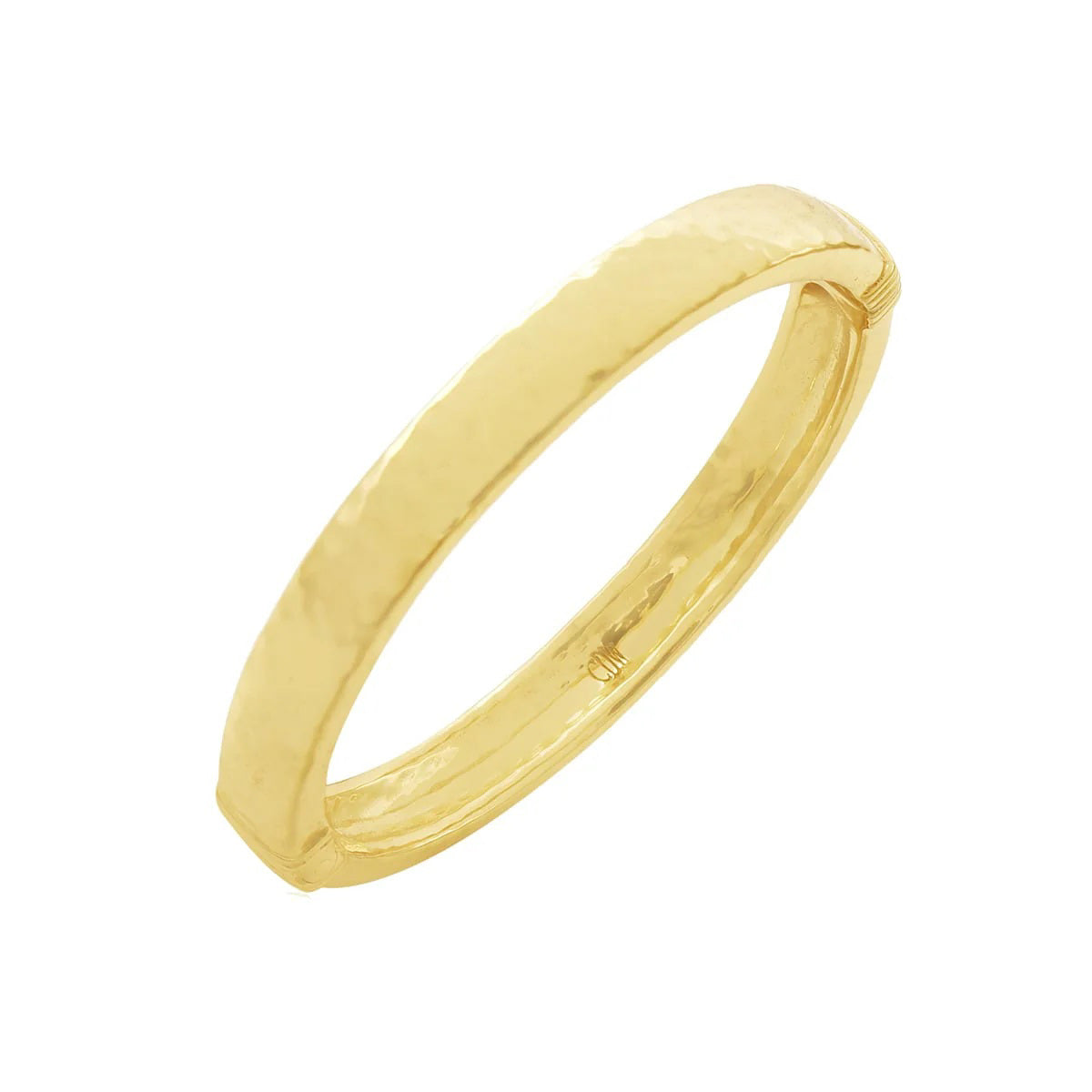 The CAPUCINE DE WULF - CLEOPATRA OVAL HINGED BANGLE SMALL/MEDIUM showcases a gleaming 18K gold plated finish with a subtly textured, hammered surface. This bangle exudes modern elegance through its simplistic, smooth oval design and reflective surface that enhances its sophisticated allure.