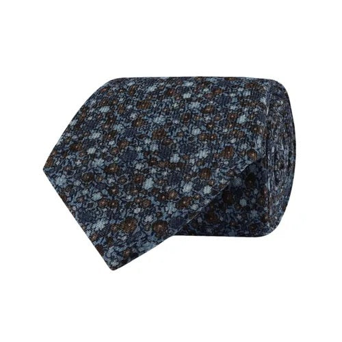 The AMANDA CHRISTENSEN - FLORAL WOOL TIE IN SKY BLUE MELANGE is a premium accessory crafted from fine wool. This rolled-up tie showcases a sophisticated sky blue melange base embellished with brown and light blue floral patterns, making it an elegant choice for men’s wardrobes. Highlighted against a white background, its refined design complements both formal and casual ensembles.