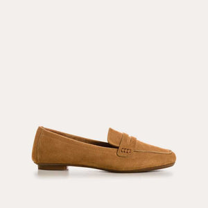 Close-up of REQINS - HEMA SUEDE LOAFER IN CAMEL, featuring a stitched design, decorative strap, leather insole, and soft textured finish for a classic and elegant look.