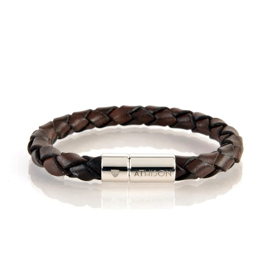 ATHISON size guide for the braided leather bracelet in dark brown: S (15.5–17 cm), M (17–18.5 cm), L (18.5–20 cm), XL (20–22.5 cm). Includes an illustration of this handcrafted ATHISON accessory.
