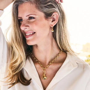 The CAPUCINE DE WULF - LOVE PENDANT by CAPUCINE DE WULF is an 18K gold handmade heart pendant with a hammered texture, twisted rope border, and textured loop. Its anti-tarnish finish ensures lasting shine against a white background.