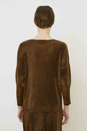 A person with short brown hair stands sideways in a MEIMEIJ - PLEAT TOP by MEIMEIJ against a plain white background, highlighting modern Italian fashion.