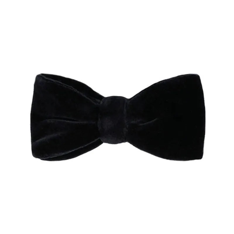 The AMANDA CHRISTENSEN - VELVET PRE-TIED BOW TIE IN BLACK is a sophisticated men’s accessory by AMANDA CHRISTENSEN, featuring luxurious black velvet in a pre-tied design and elegantly displayed against a white background—perfect for enhancing any formal ensemble.