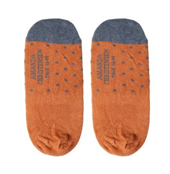 Introducing the AMANDA CHRISTENSEN - TRUE DOT INVISIBLE SOCKS IN ORANGE MELANGE: expertly crafted in Italy from a premium combed cotton blend, these luxurious men’s socks feature an orange melange base with contrasting gray toes, heels, and cuffs. The top surface is adorned with subtle gray polka dots for a sophisticated finishing touch.